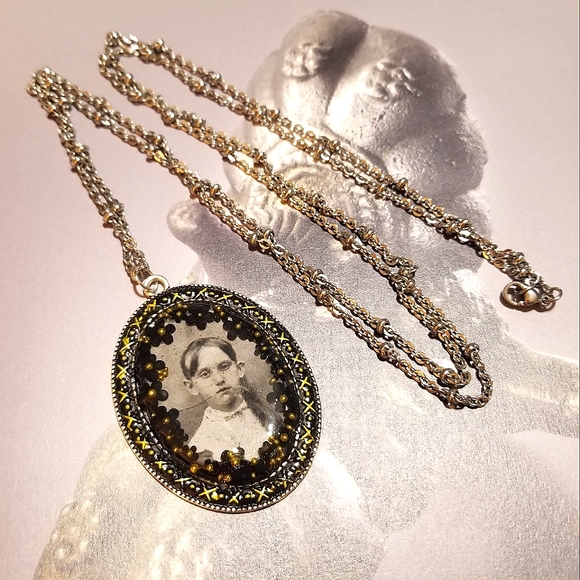 VICTORIAN PICTURE MzMax Resin Designs Large Pendant Necklace - Picture 5 of 8